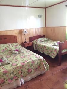 Postel nebo postele na pokoji v ubytování Cabanas Hinariru Nui