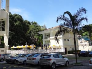 una fila de autos estacionados frente a un edificio en Parque da Tijuca, en Río de Janeiro