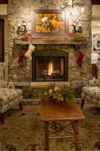 a living room with a fireplace and a fire place at Cedar Creek Lodge & Conference Center in Columbia Falls