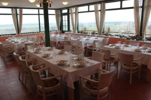 Reštaurácia alebo iné gastronomické zariadenie v ubytovaní Hotel Vinohrad
