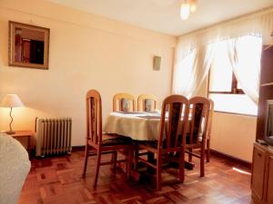 comedor con mesa, sillas y ventana en Departamento en Miraflores, en La Paz