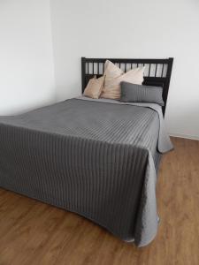 een groot bed met kussens in een slaapkamer bij FREE Apartment - Schönblick in Bad Urach