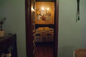 um pequeno quarto com uma cama num corredor em Hostel 1760 em Talca