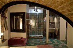 パレルモにあるSicily in Villas - Al Garaf in centroのバスルーム(シャワー、シンク、鏡付)