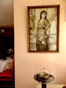 une peinture d'une femme sur un mur à côté d'une table dans l'établissement Departamento en Miraflores, à La Paz