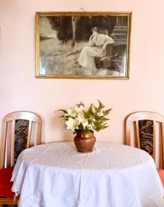 une table avec un vase de fleurs sur elle dans l'établissement Departamento en Miraflores, à La Paz