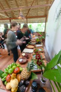 een lange tafel gevuld met verschillende soorten voedsel bij Amazon Field Station byInkaterra in Puerto Maldonado