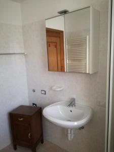 ピンツォーロにあるCasa nel verdeのバスルーム(洗面台、鏡付)