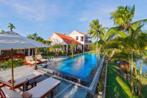 einem Luftblick auf einen Pool in einer Villa in der Unterkunft Pomelo Garden Boutique Villa in Hoi An