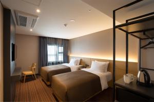 Tempat tidur dalam kamar di Hotel Foret Premier Nampo