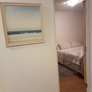 una camera da letto con un letto e uno specchio a parete di Freo for Two a Fremantle