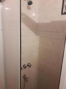 y baño con ducha y puerta de cristal. en Casa Galicia en San Bernardo