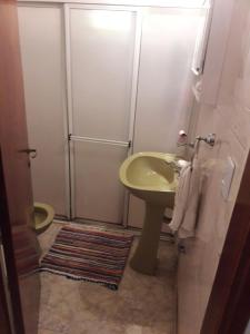 un bagno con un lavandino verde e un water di Casa Galicia a San Bernardo