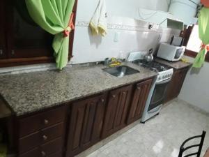 cocina con fregadero y fogones en Casa Galicia en San Bernardo