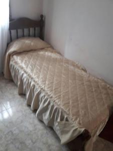una cama en una esquina de un dormitorio en Casa Galicia en San Bernardo