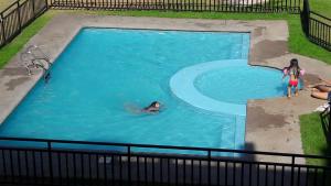 dos chicas jugando en una piscina en el agua en Departamento en la Serena, en La Serena