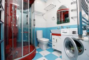 ein Badezimmer mit einem WC und einer Waschmaschine in der Unterkunft Cascade - Opera Apartment in Yerevan