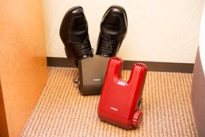 a pair of shoes and a red phone on the floor at Hotel Villa Fontaine Tokyo-Hamamatsucho in Tokyo