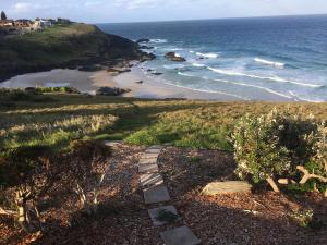une passerelle descendant vers une plage près de l'océan dans l'établissement OceanScape Luxury Beachfront Villas, à Scotts Head