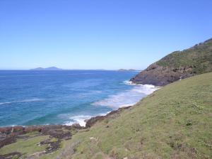- une vue sur l'océan depuis une colline dans l'établissement OceanScape Luxury Beachfront Villas, à Scotts Head 2 autres photos