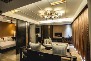 清邁的住宿－De Chai Oriental Nimman - SHA Plus，酒店客房 - 带一张床和用餐室