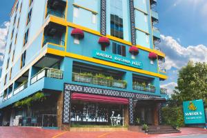 um edifício colorido com um hotel malawi de mercado em Maverick Ratchada Hotel em Banguecoque