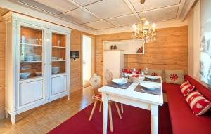 ein Esszimmer mit einem weißen Tisch und einem roten Teppich in der Unterkunft LEO Appartements in Mayrhofen