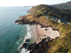 une vue aérienne d'une plage et de l'océan dans l'établissement OceanScape Luxury Beachfront Villas, à Scotts Head