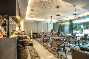 Ein Restaurant oder anderes Speiselokal in der Unterkunft De Chai Oriental Nimman - SHA Plus 