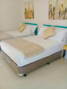 Ein Bett oder Betten in einem Zimmer der Unterkunft The Guest House Laoag