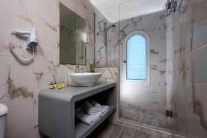 Koupelna v ubytování Coral Hotel