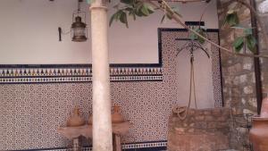 een badkamer met een pilaar en een douche in de kamer bij Casa Cossio in Jaén