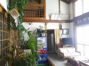 野沢温泉村にあるヴィラ・クボタのたくさんの植物が生い茂るリビングルーム、冷蔵庫