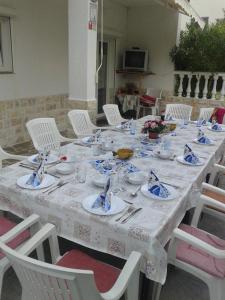 Restaurant o un lloc per menjar a lovely apartments near the town of Rab with Children's pool, playground, garden, parking lot, grill, terraces,