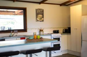eine Küche mit einer Arbeitsplatte und einem Waschbecken in der Unterkunft Country Lane Lysterfield in Rowville