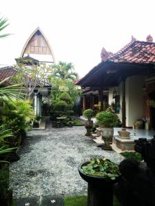 a courtyard of a house with a plate of food at Wiran Homestay in Canggu