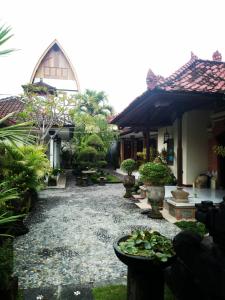 un cortile di una casa con un piatto di cibo di Wiran Homestay a Canggu