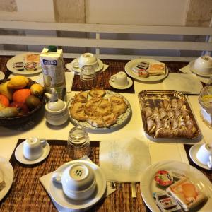 una mesa cubierta con platos de comida en la parte superior en La Casa di Matilde, en Ragusa
