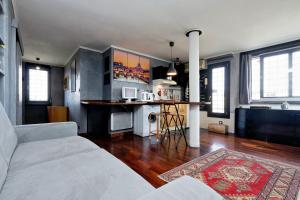 sala de estar con cama y cocina con encimera en Casetta Fleming, en Roma