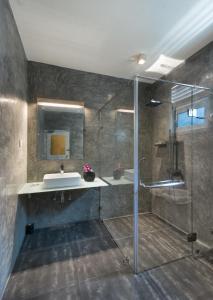 een badkamer met een wastafel en een douche bij Epic Unawatuna in Unawatuna