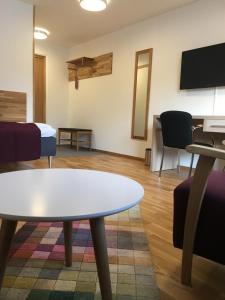 TV a/nebo společenská místnost v ubytování Munken Hotell & Konferens