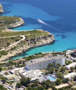 uma vista aérea de um resort e do oceano em AluaSun Cala Antena - All Inclusive em Calas de Mallorca