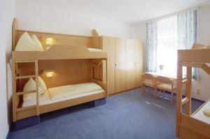 Llit o llits en una habitació de Jugendgästehaus Bad Ischl
