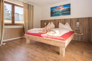 A bed or beds in a room at Chalet Holzerstubn