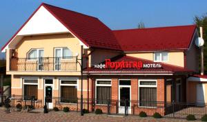 ウージュホロドにあるCafe-Motel Goryankaの赤屋根の大きな建物
