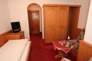 TV a/nebo společenská místnost v ubytování Hotel Goldener Stern