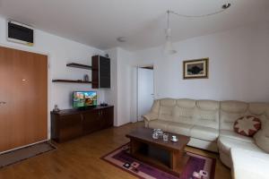 sala de estar con sofá y mesa en Central Apartment Anita Tour As Ljubljana, en Liubliana