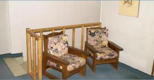 dos sillas sentadas una al lado de la otra en una habitación en Hotel City en Trelew