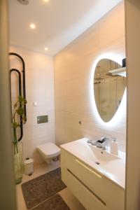 Bathroom sa Apartment Wave -Luxury massage chair-Infrared Sauna, Parking with video surveillance, Entry with PIN 0 - 24h, FREE CANCELLATION UNTIL 2 PM ON THE LAST DAY OF CHECK IN