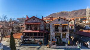 een oud gebouw midden in een stad bij To Spitiko in Palaios Agios Athanasios